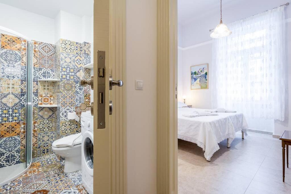 Neoclassical Apartment With 2 Bedrooms In Пирей Экстерьер фото