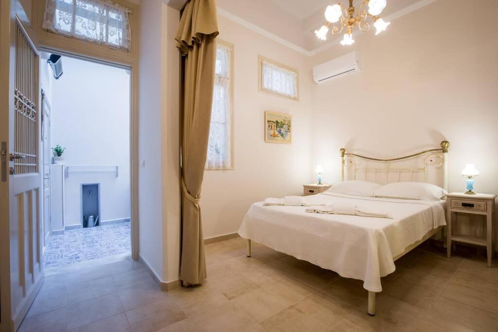 Neoclassical Apartment With 2 Bedrooms In Пирей Экстерьер фото