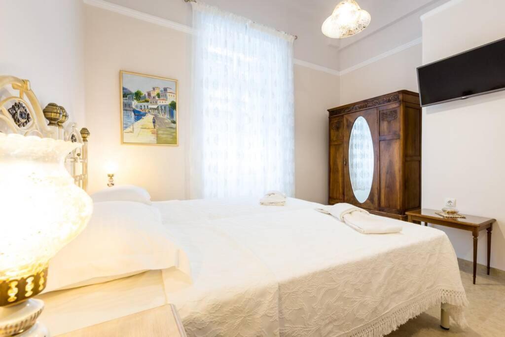 Neoclassical Apartment With 2 Bedrooms In Пирей Экстерьер фото