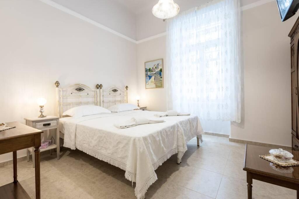Neoclassical Apartment With 2 Bedrooms In Пирей Экстерьер фото