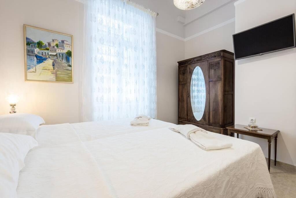 Neoclassical Apartment With 2 Bedrooms In Пирей Экстерьер фото