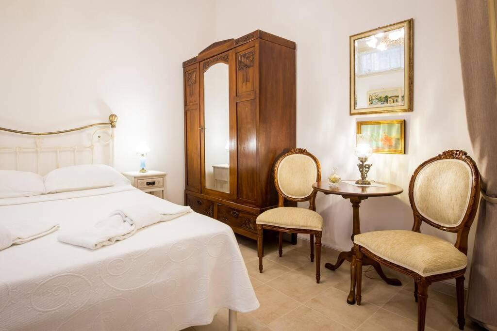 Neoclassical Apartment With 2 Bedrooms In Пирей Экстерьер фото