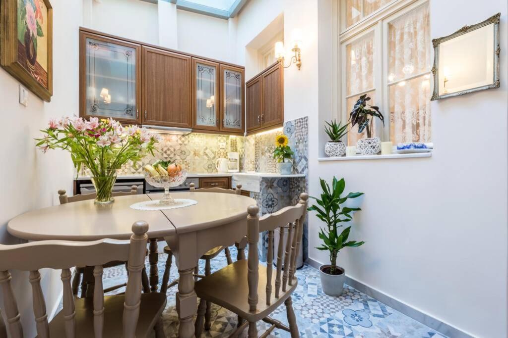 Neoclassical Apartment With 2 Bedrooms In Пирей Экстерьер фото